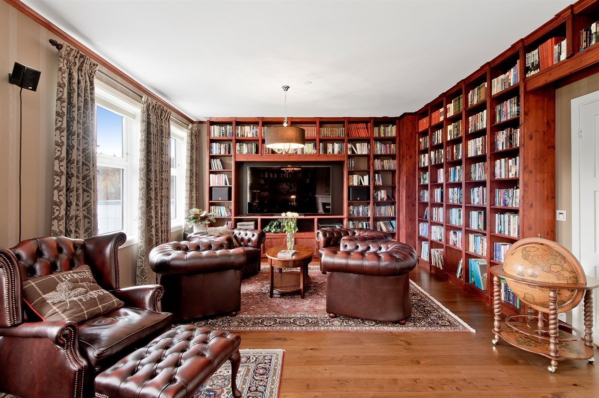 I andre etasje ligger det et flott medierom som i dag er innredet som bibliotek. Galleribilde