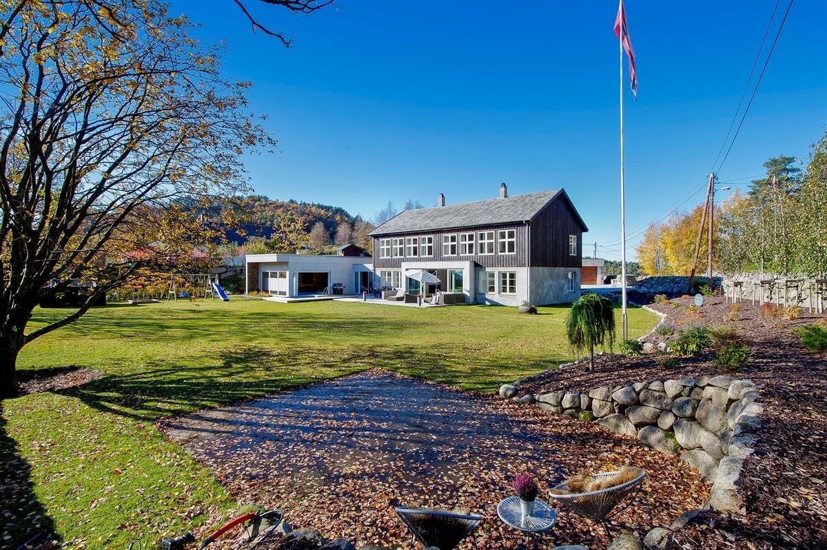 Parkmessig hage med gode solforhold. Galleribilde