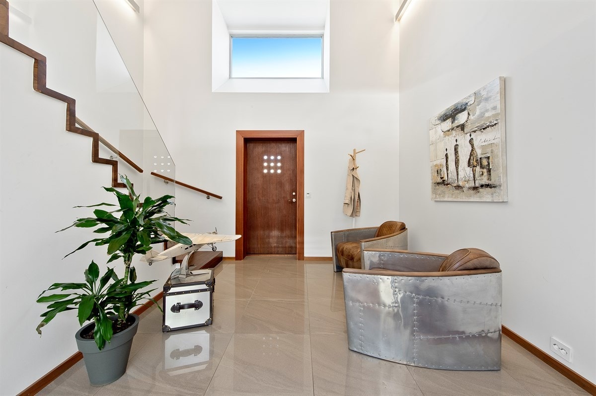 Inngangsparti med full takhøyde. Galleribilde