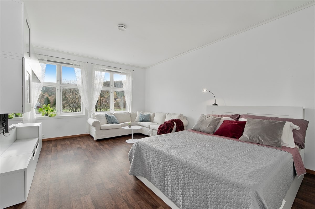 Soverom med store vindusflater som gir godt med lysinnslipp. Galleribilde