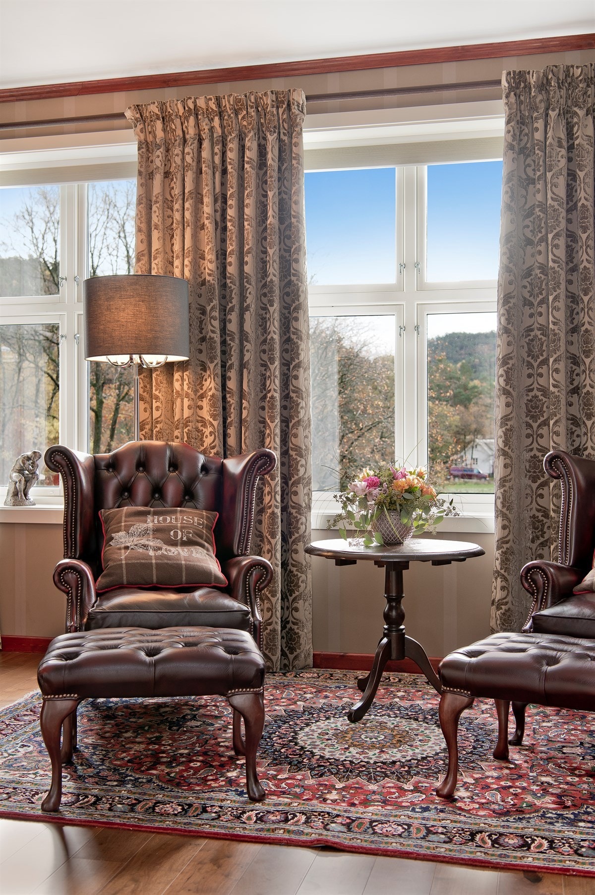 Store vinduer slipper inn godt med lys på dagtid. Galleribilde