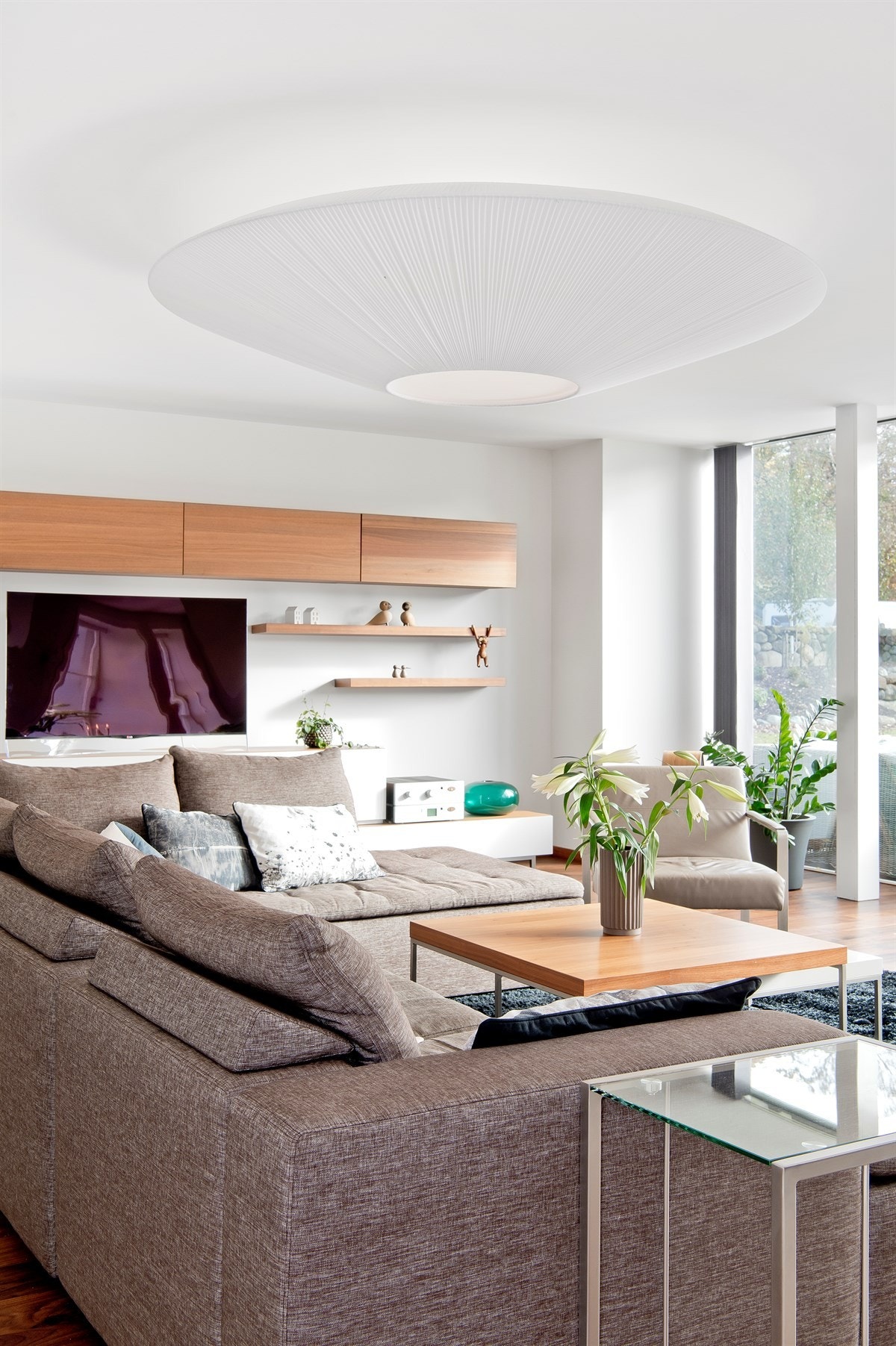 Stuen har lysmalte overflater og et pent enstavs gulv. Galleribilde