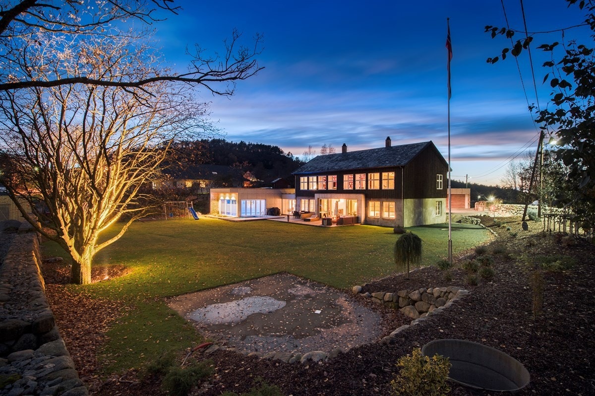 Lauvåsvågen 12 er rett og slett en sjelden perle av en eiendom. Galleribilde