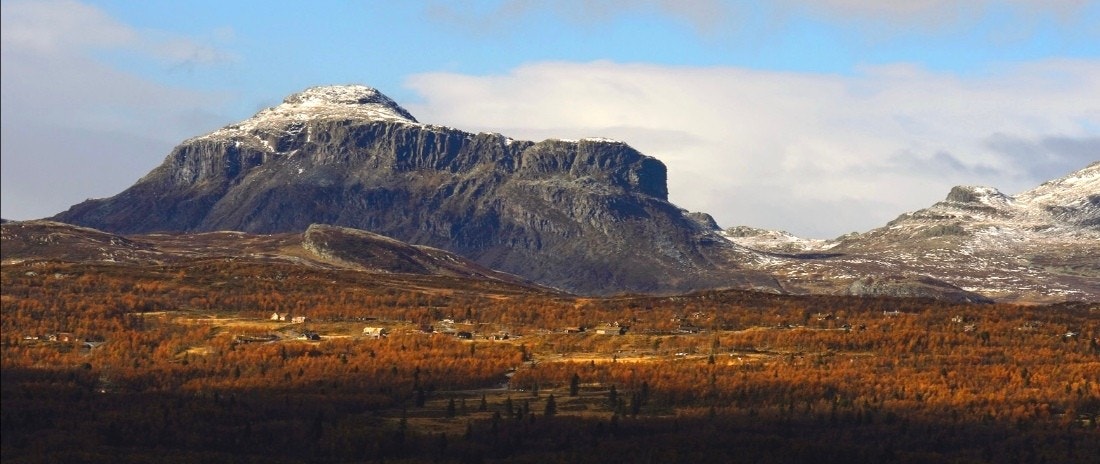 Lauvdalsbrea stig majestetisk opp til 1600 moh bak hyttene i Leveldåsen. (Foto: Ole Johs Brye, Ål) Galleribilde