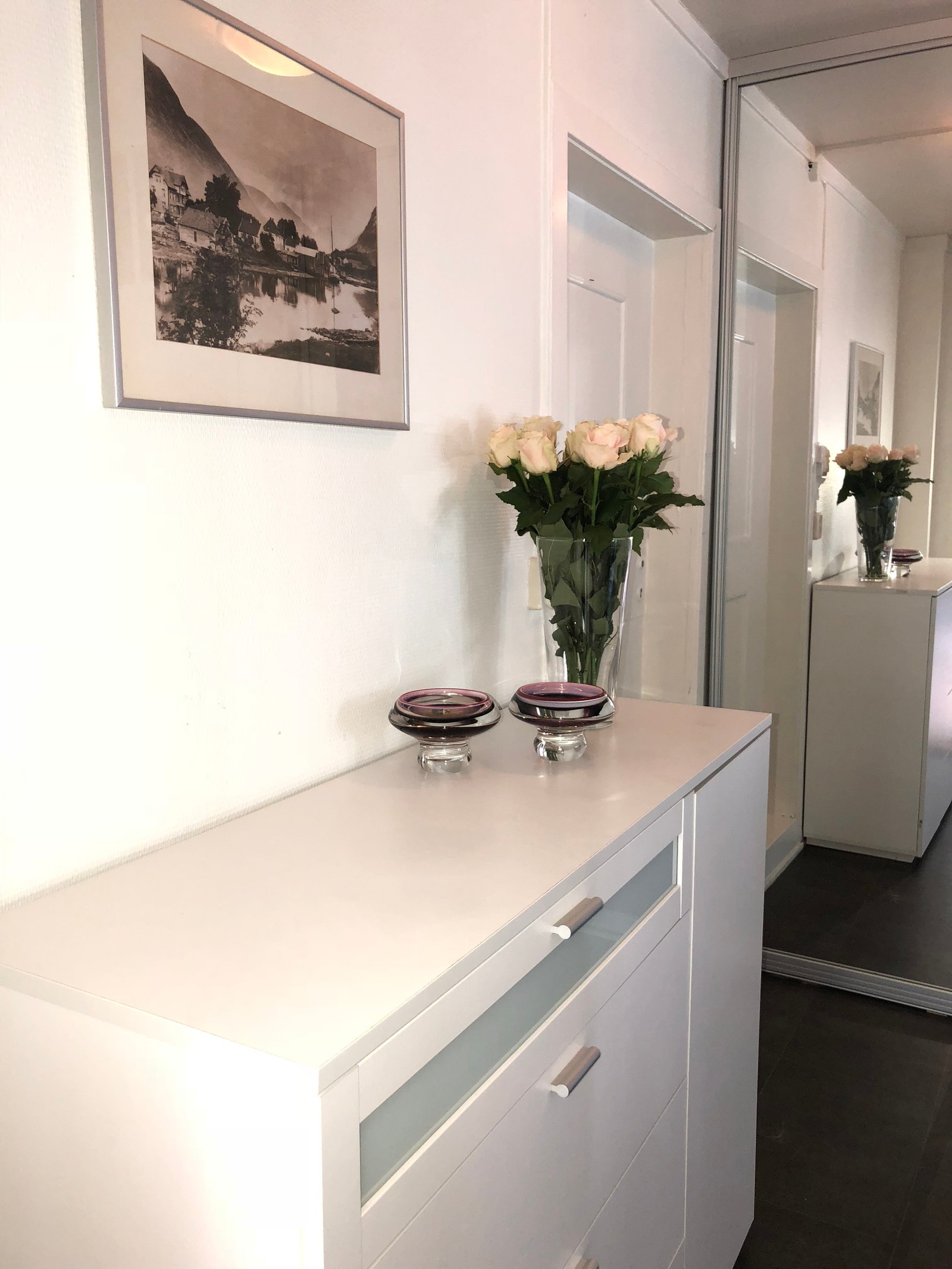 Entre med kommode og skyvedørsgarderobe med speildører Galleribilde