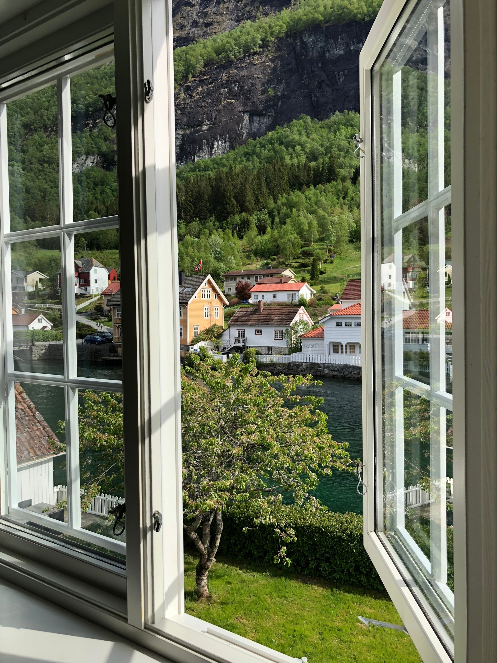 Utsikt til hage frå kjøkken Galleribilde