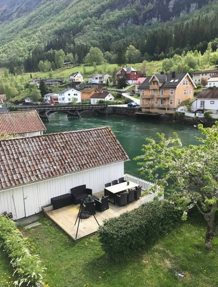 Spiseplass på terrassen i hagen Galleribilde