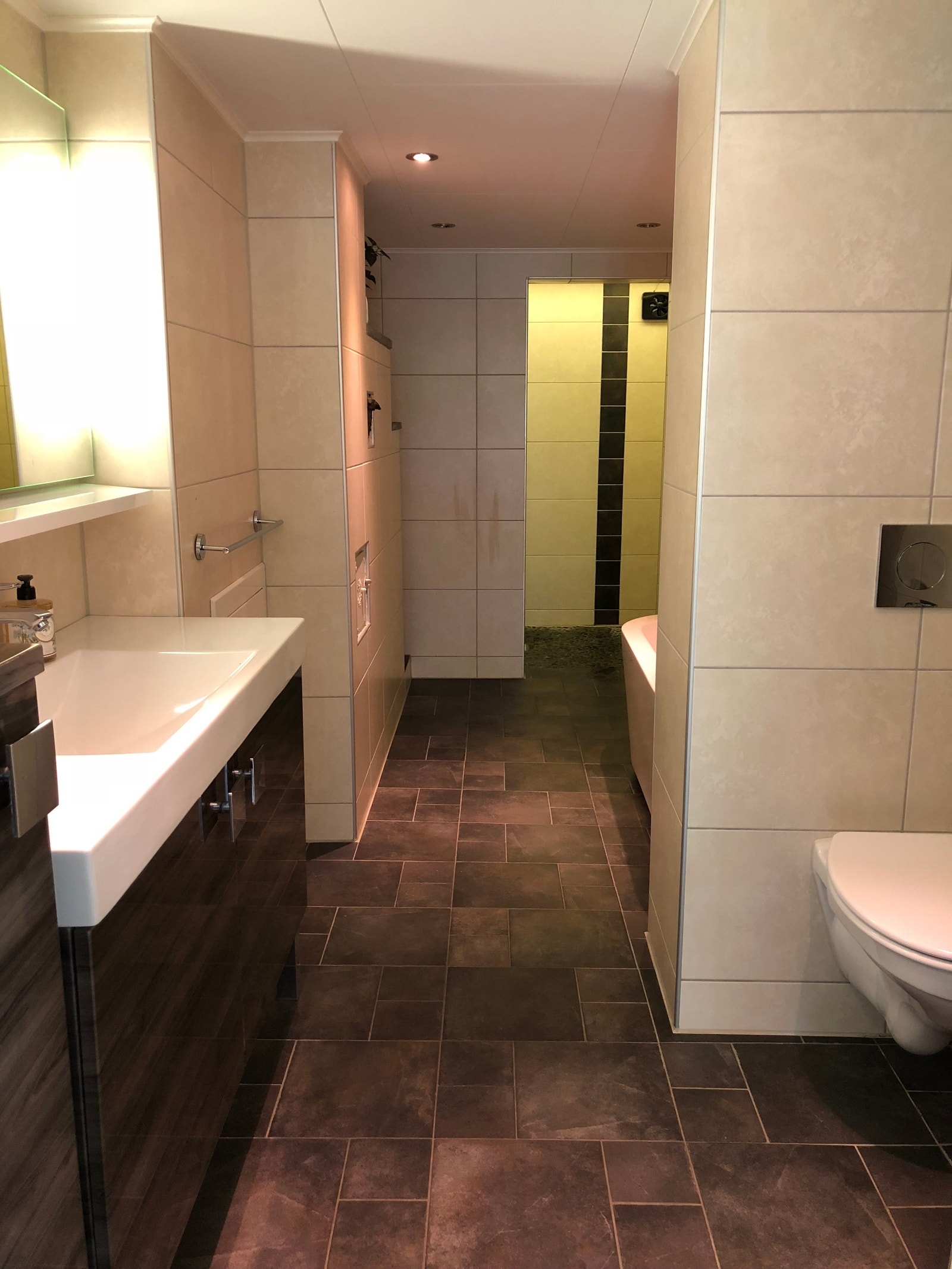 Bad 2 med dusj og badekar Galleribilde