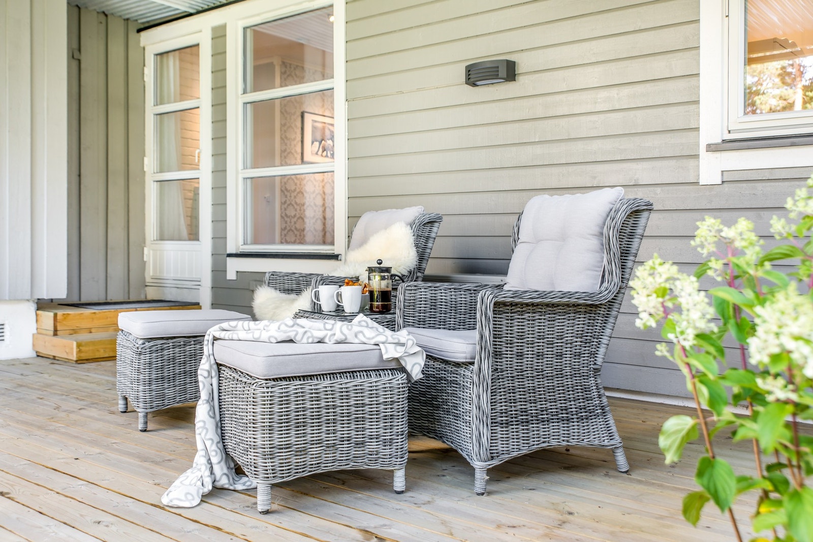 Boligen har flere private terrasser, dette på bakkeplan hageside. Galleribilde