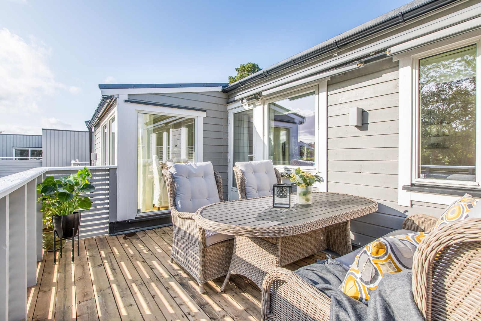 Sørvestvendt veranda i tilknytning til stue er på ca. 14kvm, og har gode solforhold. Galleribilde