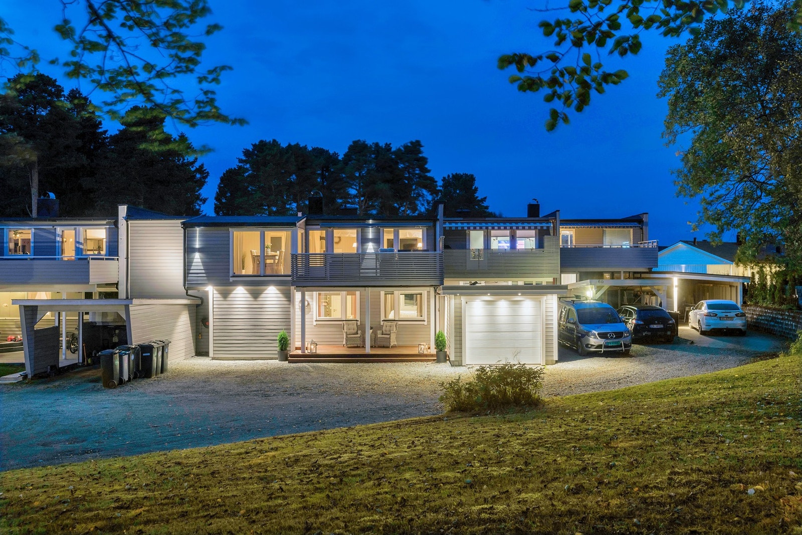 Mellom boligen og Almevegen er en flott allé og fine grøntarealer. Galleribilde