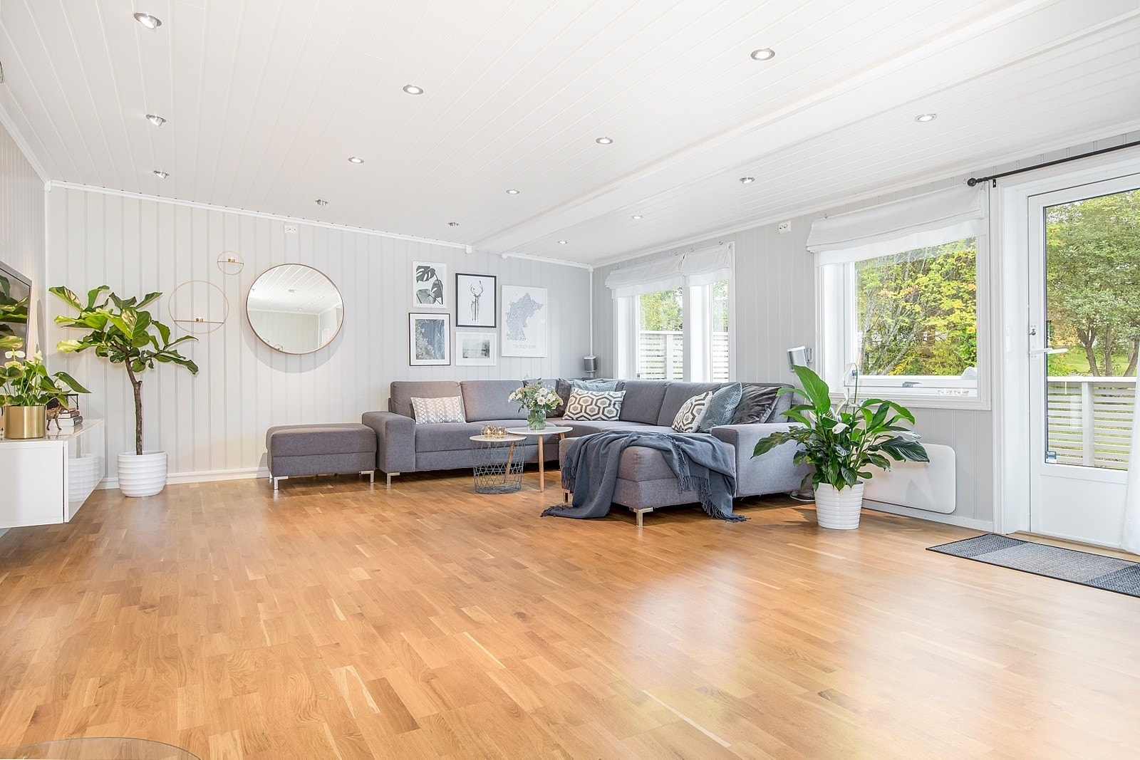 Fra stuen er det direkte utgang til verandaer på begge sider av huset. De store vindusflatene gir godt med naturlig lysinnslipp. Galleribilde