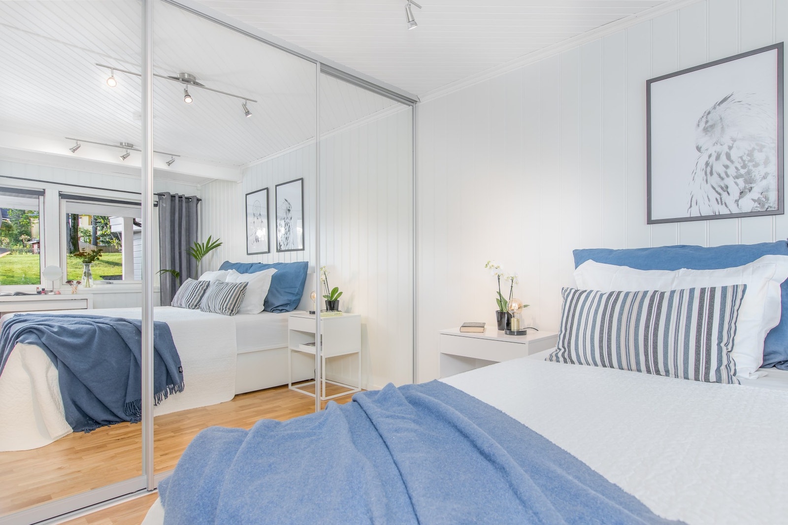 Hovedsoverommet er av god størrelse og har praktisk garderobeløsning med speilfronter. Galleribilde