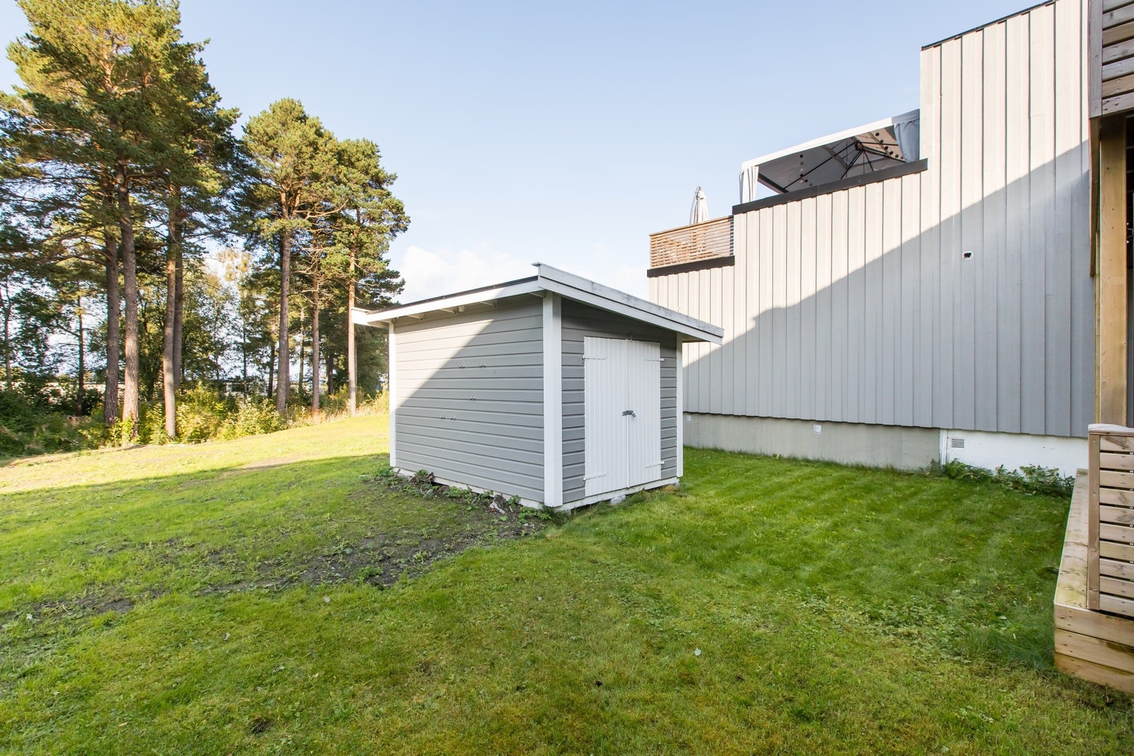 I hagen er det satt opp en praktisk redskapsbod. I bakkant er det trygge og fine lekearealer for barna. Galleribilde