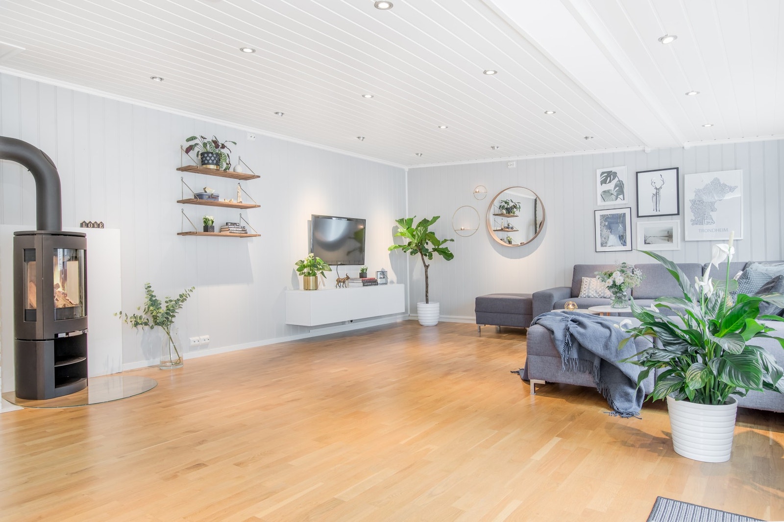 Stuen er ca 47 kvm, og har parkett på gulv samt downlights i himling. Galleribilde