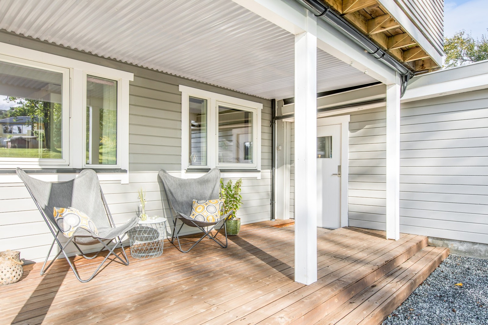 Også ved inngangen er det en hyggelig og overbygget uteplass. Galleribilde