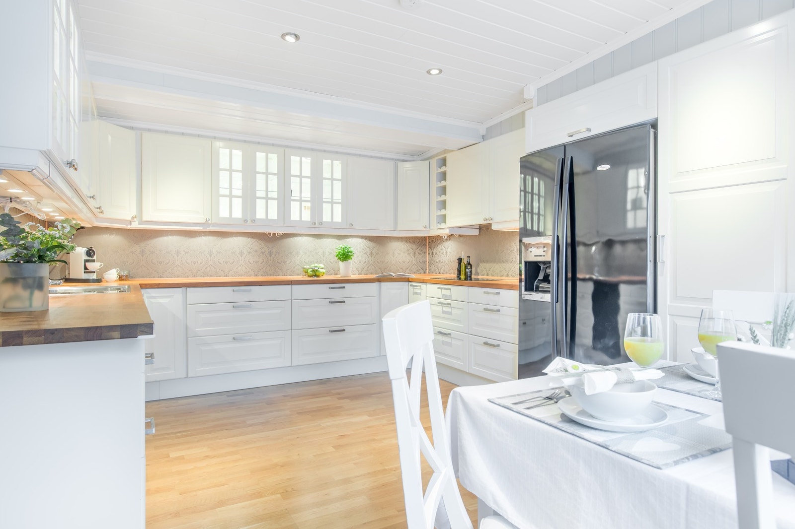 Kjøkkenet har integrerte hvitevarer som platetopp, stekeovn og oppvaskamskin. Galleribilde