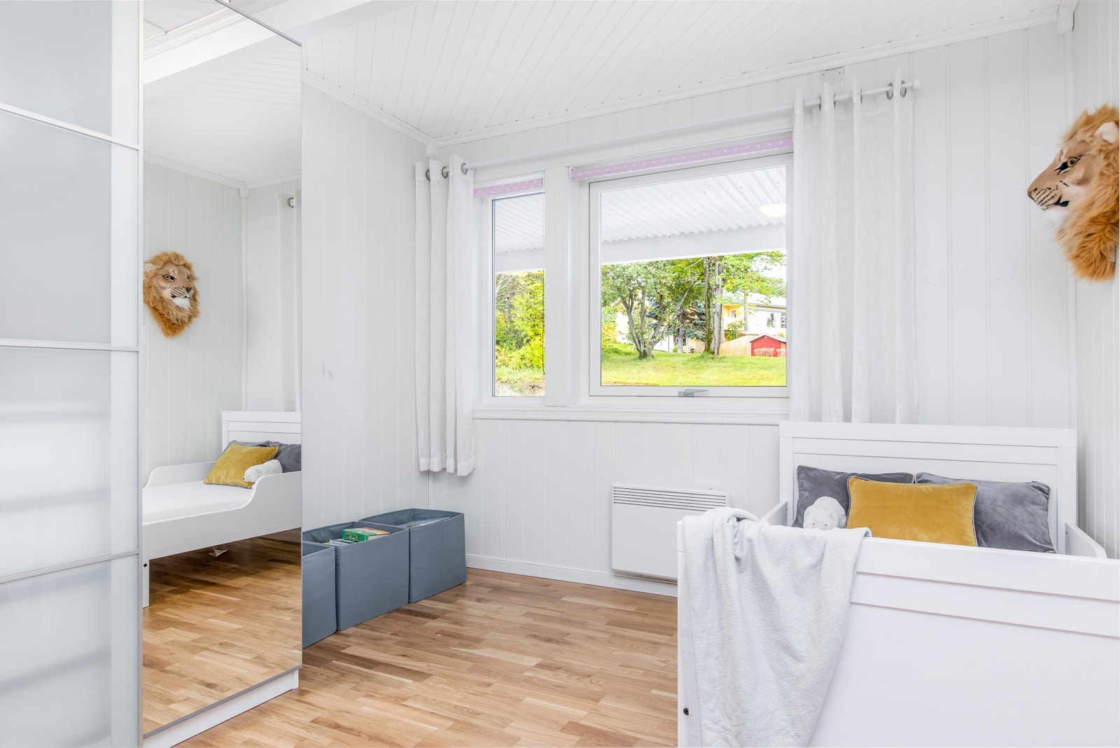 Soverom 2 på ca. 9 kvm, og har rikelig med plass til en større seng og garderobeskap. Galleribilde