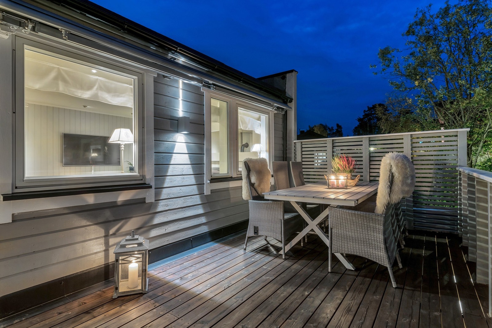 Den romslige verandaen har god plass til utemøblement. Galleribilde