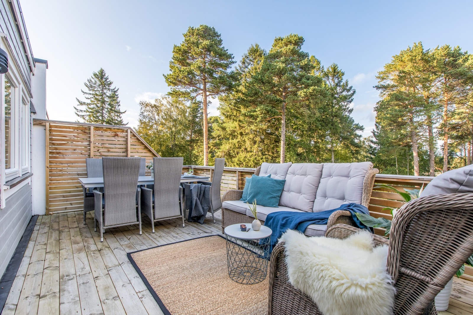 Fra stuen er det også utgang til veranda på ca. 18 kvm, vendt mot et friareal på baksiden av huset. Galleribilde