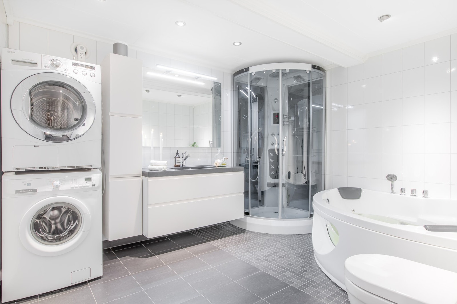 Delikat bad med flislagte flater, varmekabler i gulv, samt boblebad og dusjkabinett med massasjefunksjon. Galleribilde