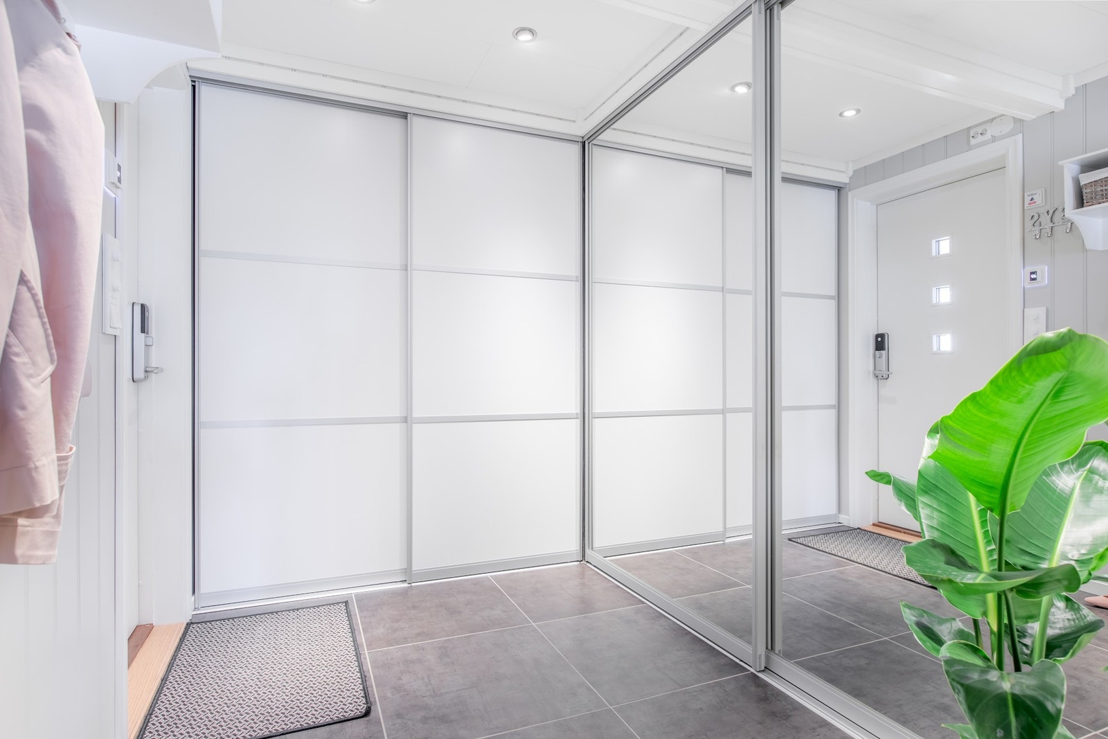 Flott entré med praktiske skyvedørsgarderober, og varmekabler i gulv. Galleribilde