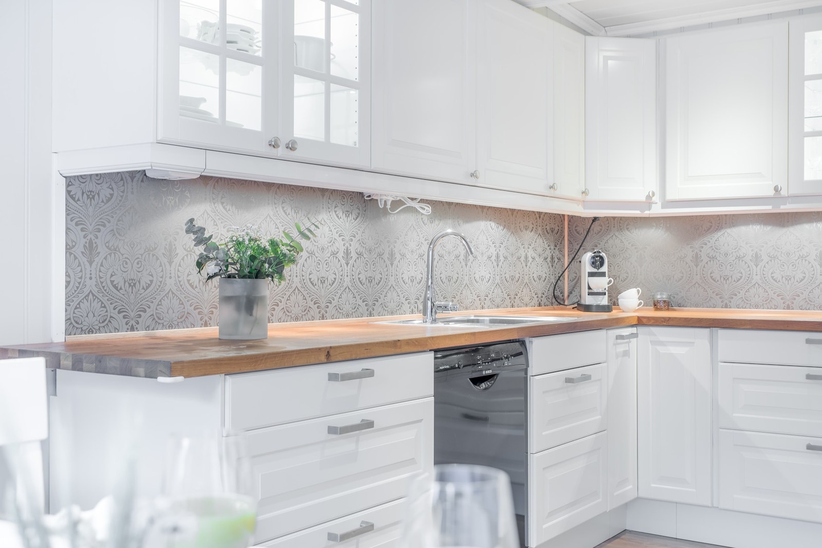 Kjøkkenet har godt med skap og benkeplass. Galleribilde