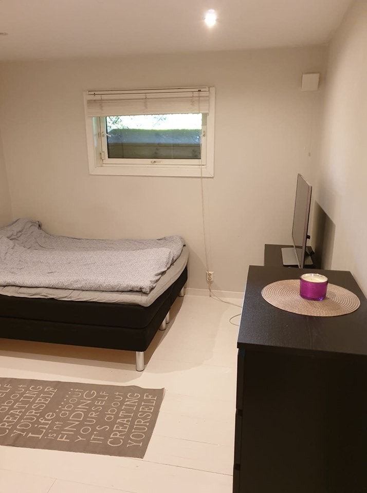 Romslig soverom på 16 kvm. Malte vegger og gulv. Godt med garderobeskap. Galleribilde