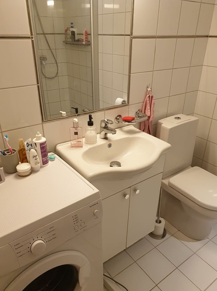 Bad med dusj og vaskemaskin. Varmekabler i gulvet. Galleribilde