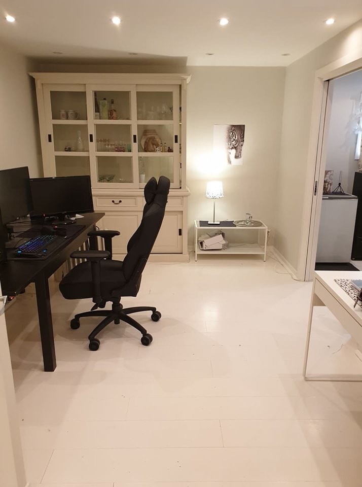 Andre halvdel av stuen. Galleribilde