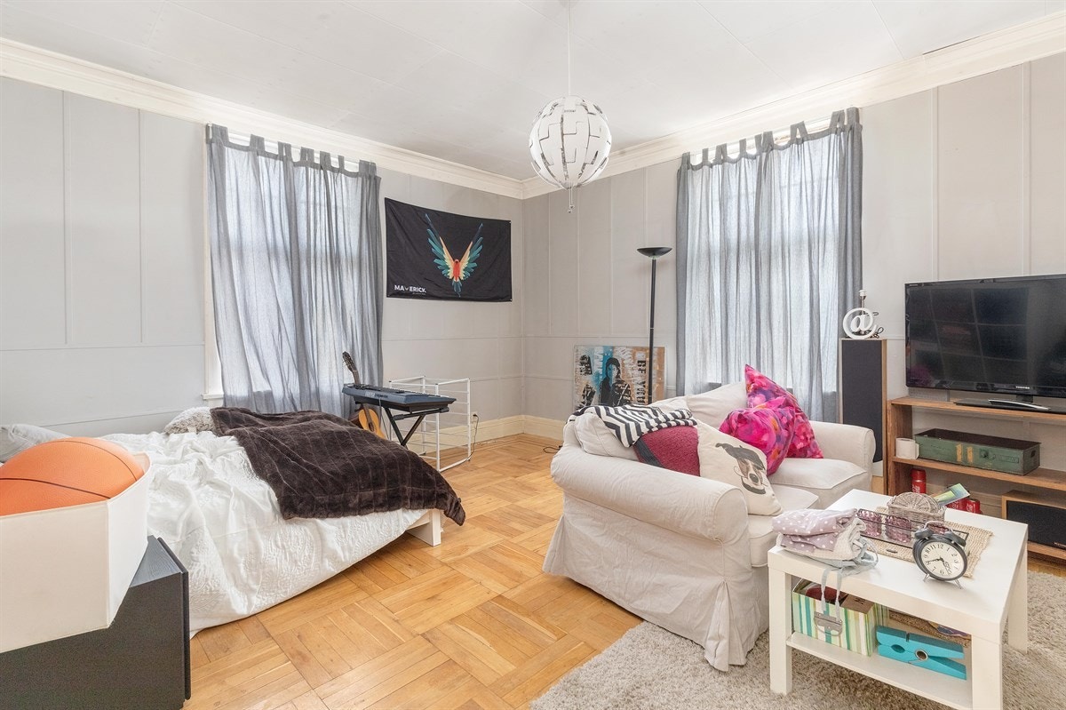 Stort soverom 1 i 1. etasje. Boligen har 2 store soverom i 1. etasje. Galleribilde