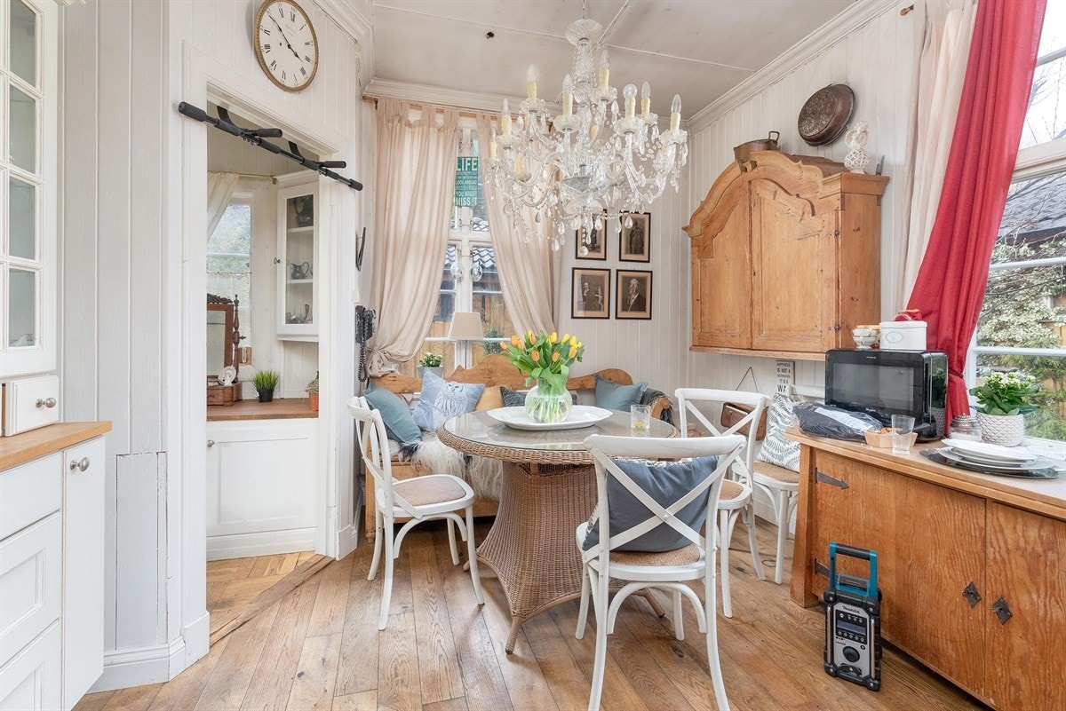 Kjøkken med spiseplass Galleribilde