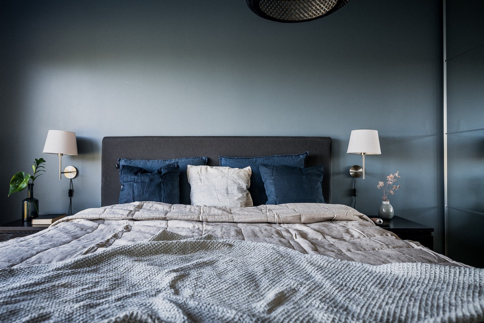 Hovedsoverommet er dekorert med en mørk kontrastvegg og har store vindusflater. Galleribilde