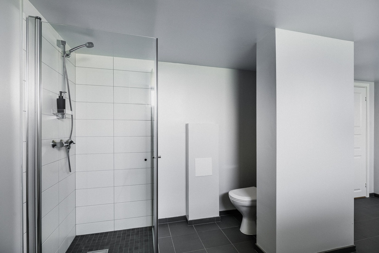 Dette rommet er romslig og inneholder i tillegg baderomsinnredning. Galleribilde