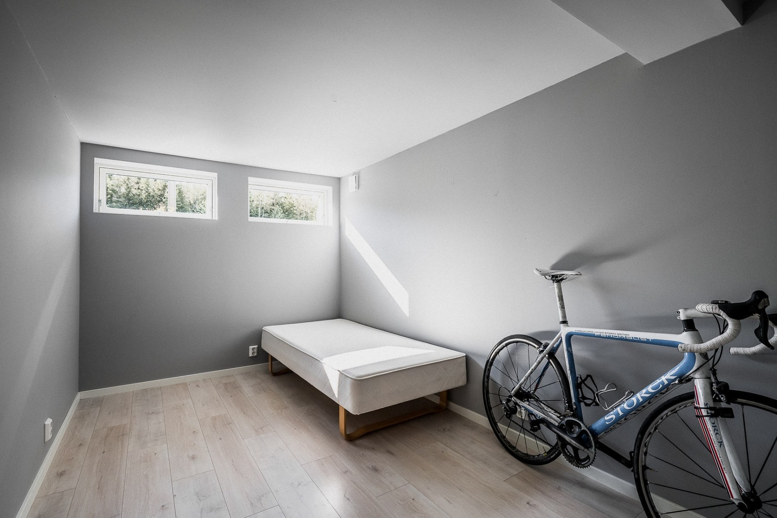 Den gode plassen på soverommene gjør at hybelen passer like godt til en liten familie som den gjør til to venner. Galleribilde