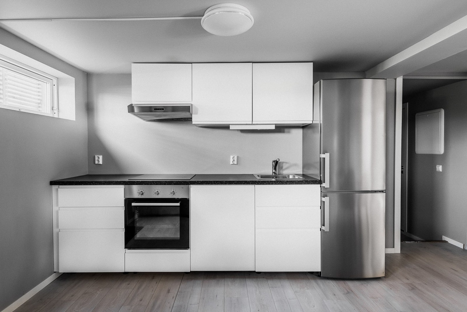 Planløsningen inkluderer en romslig stueløsning med moderne kjøkken, to soverom og et innholdsrikt bad. Galleribilde