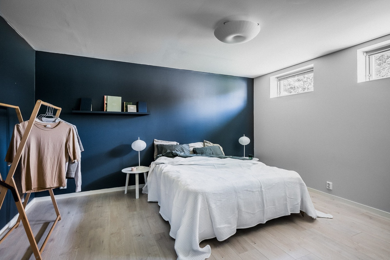 Soverommet er av god størrelse med rom for både dobbeltseng, nattbord og garderobeskap. Galleribilde