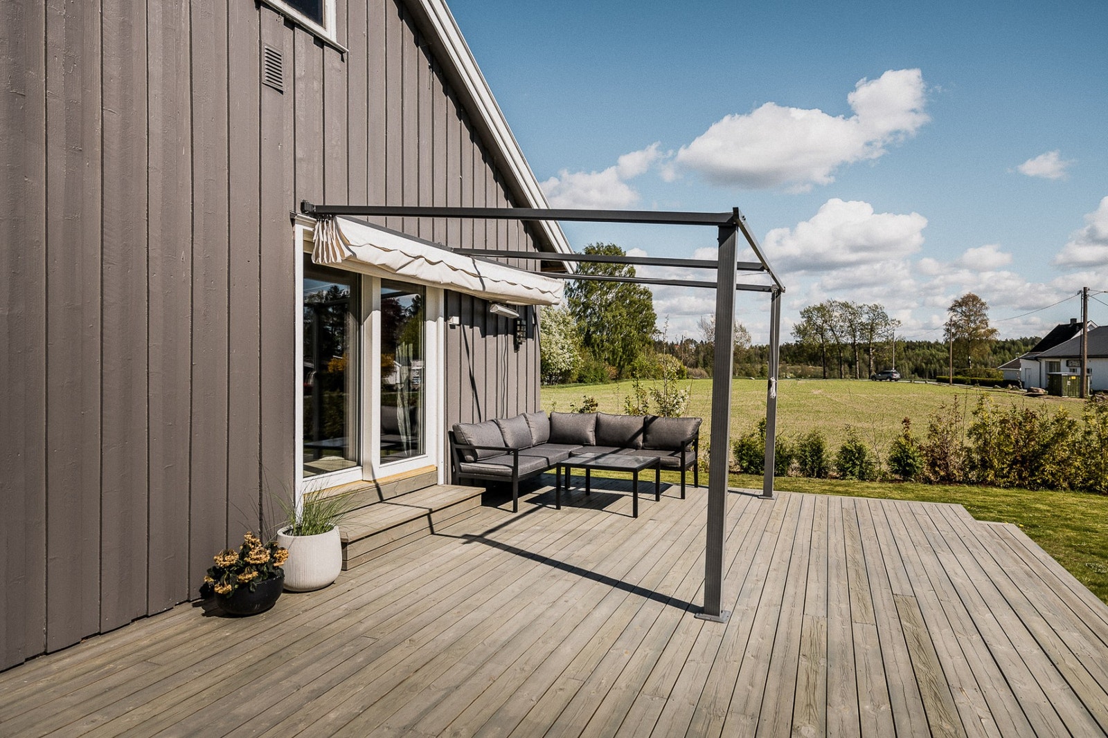 Her ute er det god boltreplass til å invitere venner og familie hjem til store grillmiddager og avslappende sommerkvelder. Galleribilde