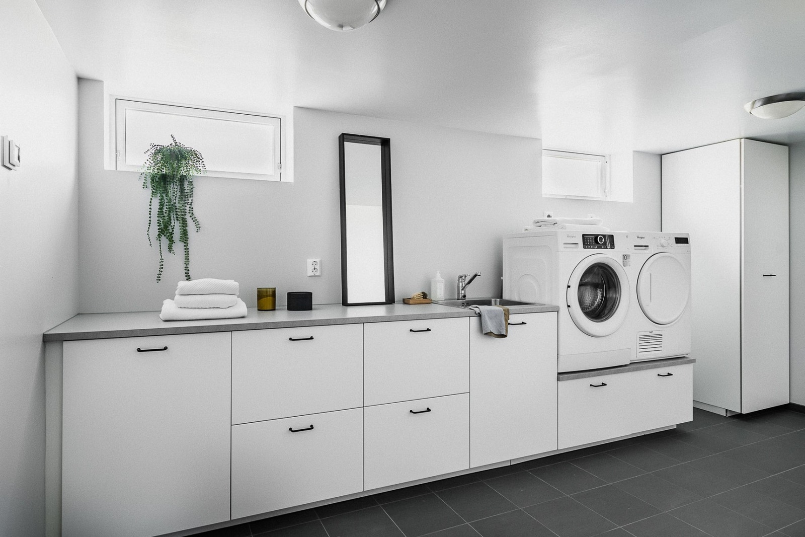 Vegg i vegg med soverommet ligger husets mest praktiske rom - vaskerommet. Galleribilde
