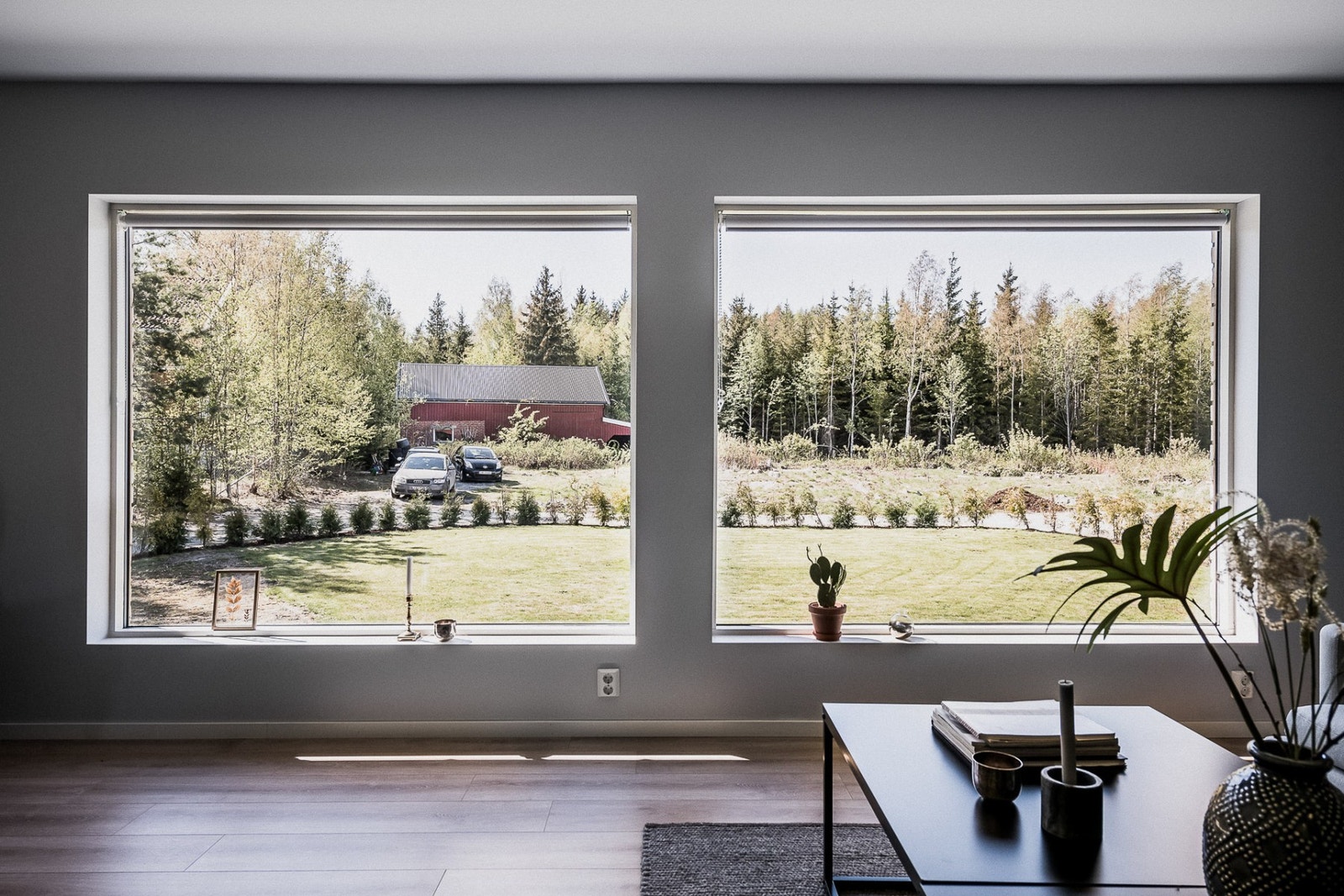 De store vindusflatene skaper en herlig utefølelse. Galleribilde