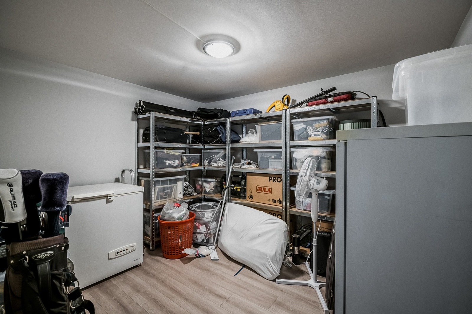 I boden er det god plass til hylleinnredning og utgjør et smart lagringssted for både sportsutstyr, sesongklær og ekstra fryser. Galleribilde