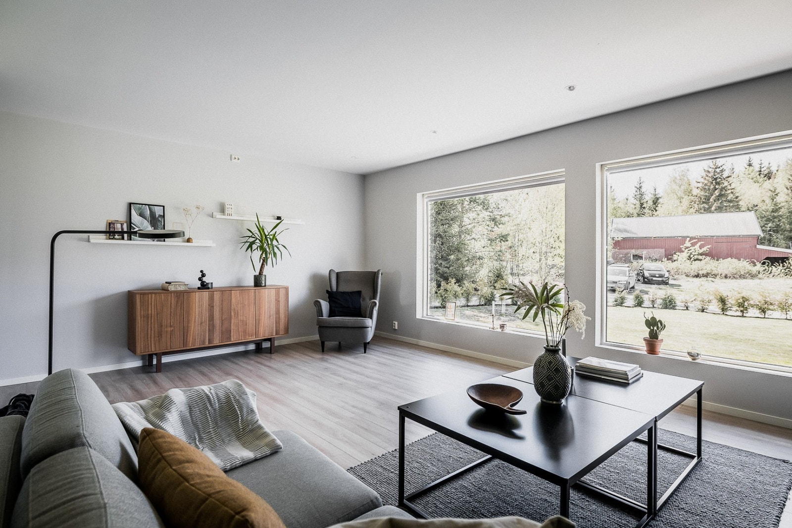 Her er det god plass til innredning, og veggene er dekorert i lyse toner samt en mørkeblå kontrastvegg. Galleribilde