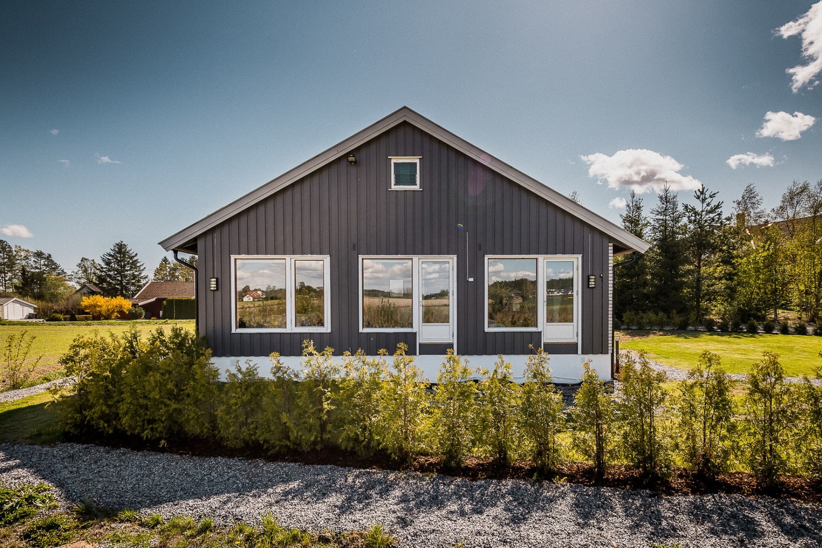 Velstelt og pent opparbeidet med hekk, hage og parkeringsplass. Galleribilde