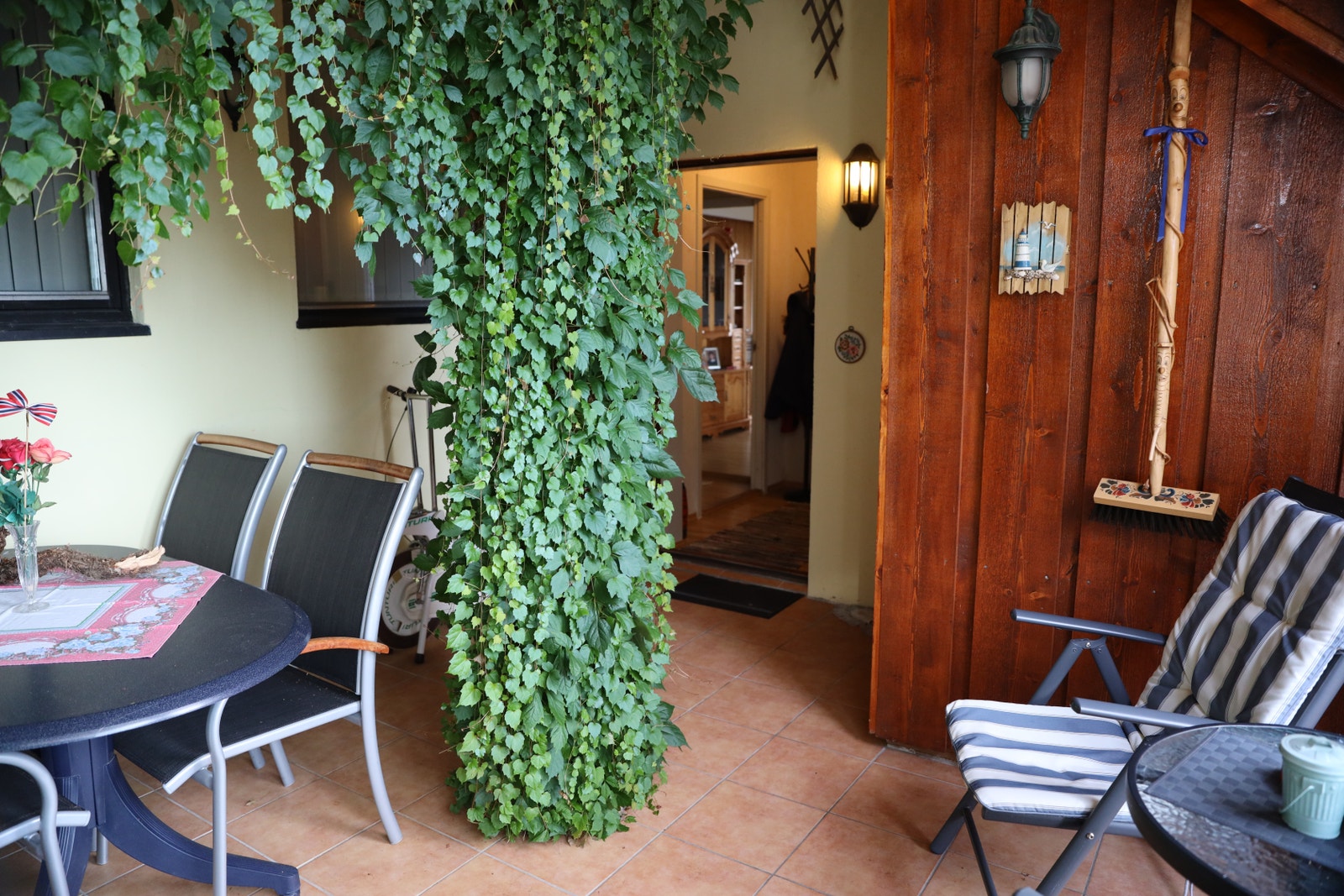 I vintehagen er det plass til utemøbler Galleribilde