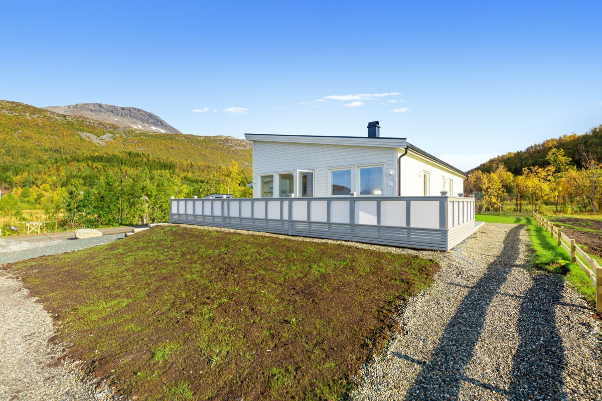 Eneboligen har en fin beliggenhet med utsikt og gode solforhold!