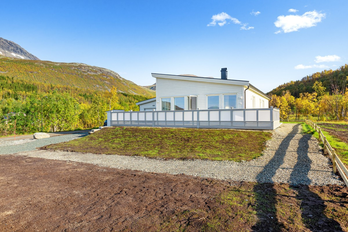 Romslig tomt med god plass til parkering