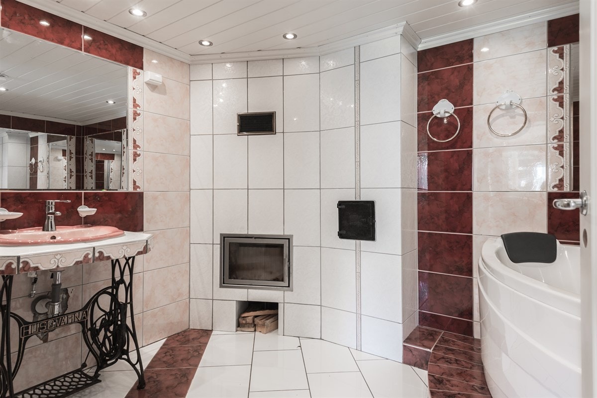 Helfliset bad med smartpanel og spotter i himlingen. Nytt i 2009. Badet er utstyrt med: Badekar, dusjkabinett, WC på sokkel, servant og peisinnsats. Galleribilde