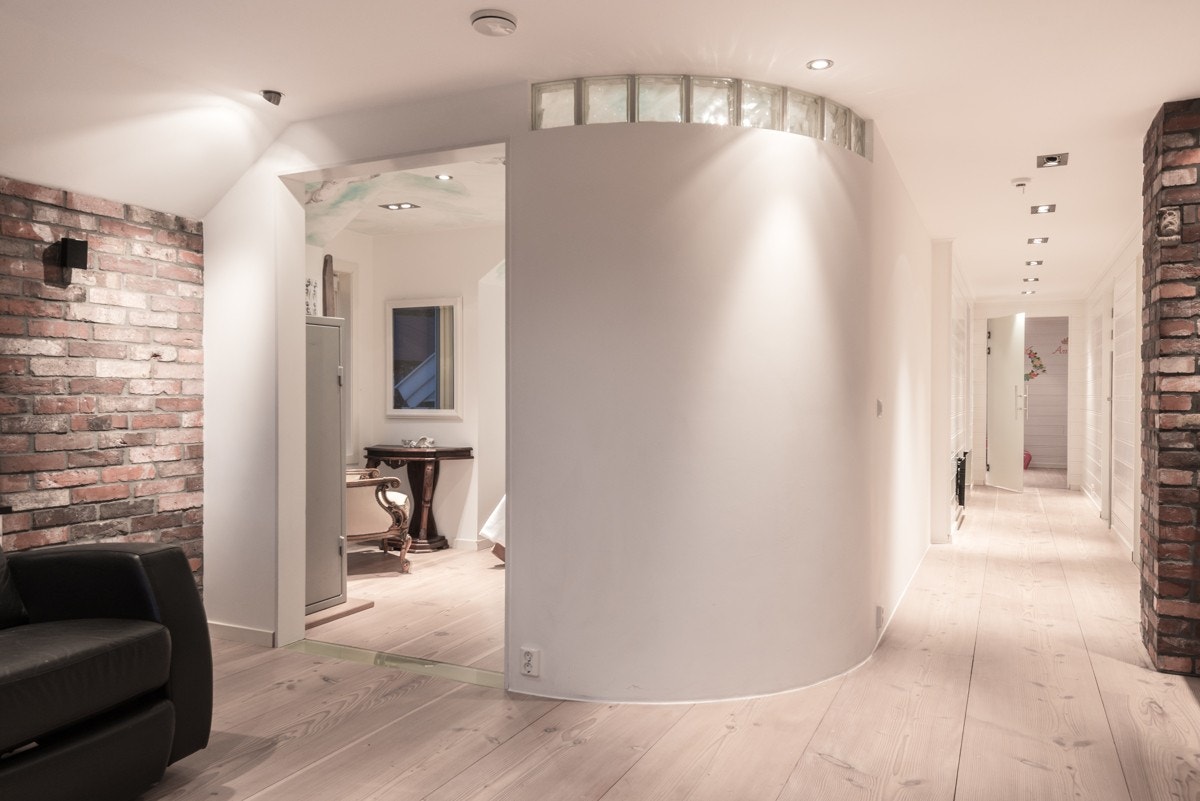 2. etasje har et flott heltregulv fra Dinesen. Flotte detaljer som spotter i tak, frostede glassdører med opplegg for belysning og teglsteinsvegger med utsmykning. Galleribilde