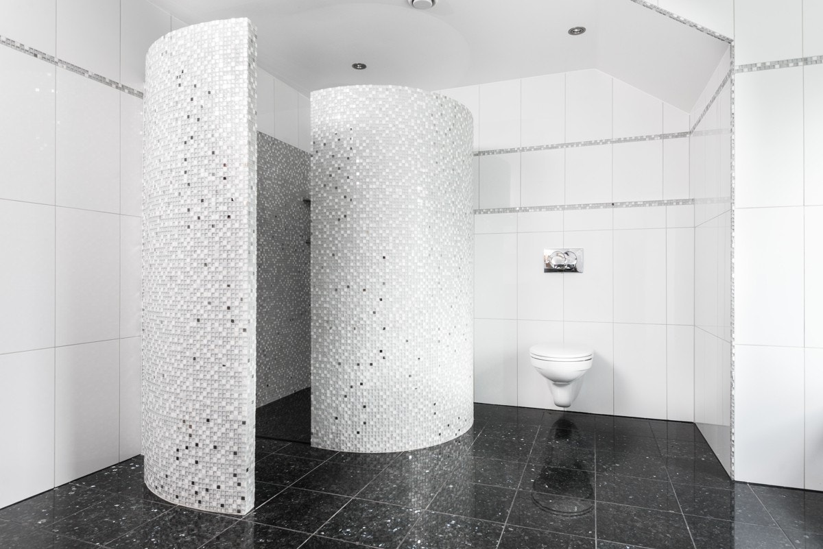 I 2. etasje ligger hoveddelsens 4 soverom samlet med badet, loftstue og teknisk rom. Galleribilde