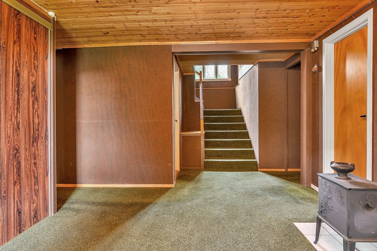 Gang i kjeller med skyvedørsgarderobe. Galleribilde